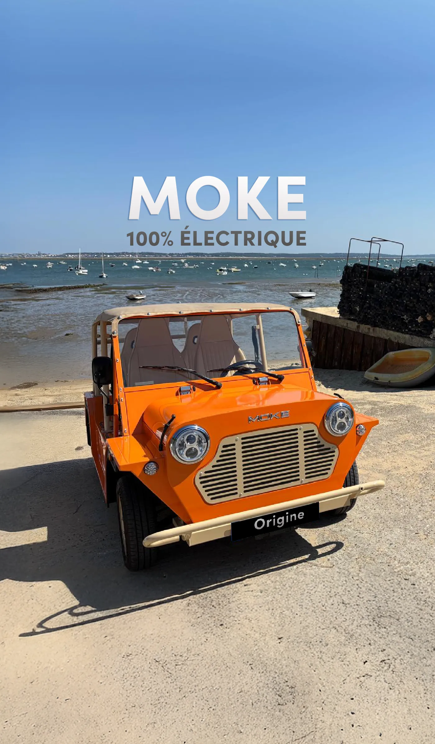 Moke blanche classique garée sur une plage ensoleillée